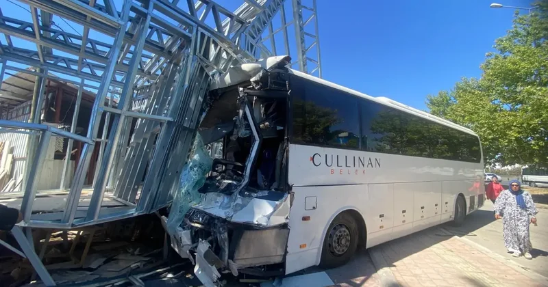 Antalya da 3 araç birbirine girdi! Ortalık savaş alanına döndü: 21 yaralı