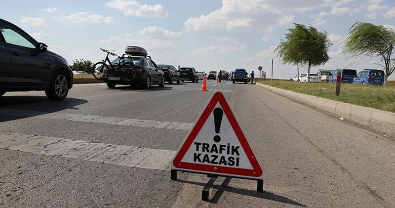 Otomobille traktör çarpıştı: 3 ölü! Feci kazada kurtulan olmadı