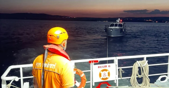 Çanakkale Boğazı nda sürüklenen tekne kurtarıldı Çanakkale Haberleri