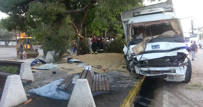 Freni patlayan kamyon ortalığı savaş alanına çevirdi: 4 yaralı