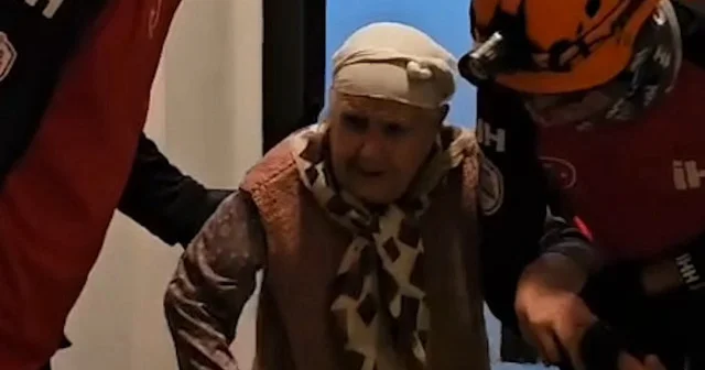 İzmir de yangın nedeniyle vatandaşlar tahliye ediliyor VİDEO İZLE