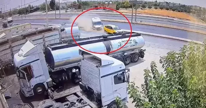 Şırnak’ta minibüsün taksiyle çarpıştığı kaza kamerada: 2 yaralı