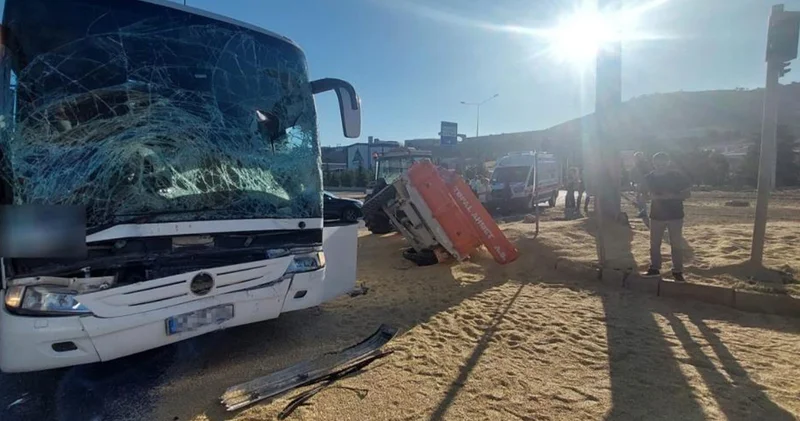 Yolcu otobüsü ile traktör çarpıştı: 3 yaralı