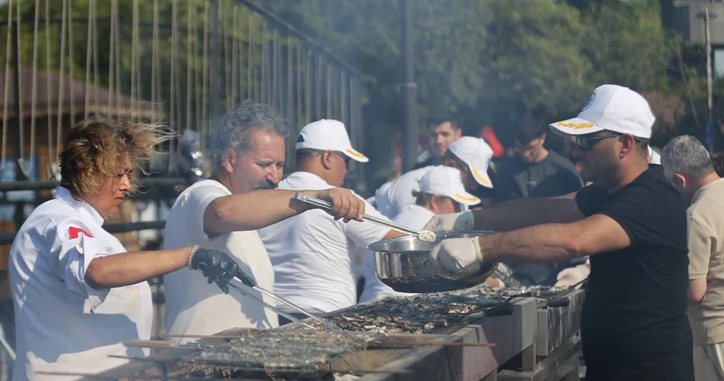 Kabotaj Bayramı nda 5 bin kişiye sardalya ikramı