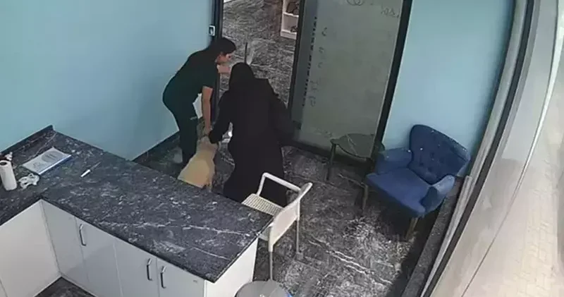 Deprem sırasında serum takılı köpeğin yanına koştu; o anlar kamerada