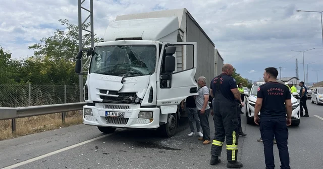 Kocaeli de kamyon ile çarpışan TIR ın şoförü yaralandı Kocaeli Haberleri