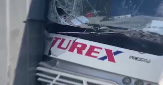 İşçi servisi direğe çarptı: 16 yaralı VİDEO İZLE