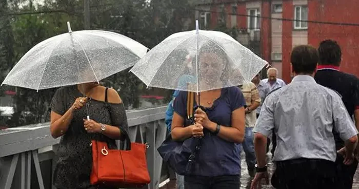 Meteoroloji sağanak yağmur uyarısı vermişti! İstanbul da beklenen yağış başladı... Mansur Yavaş tan Ankaralılara uyarı