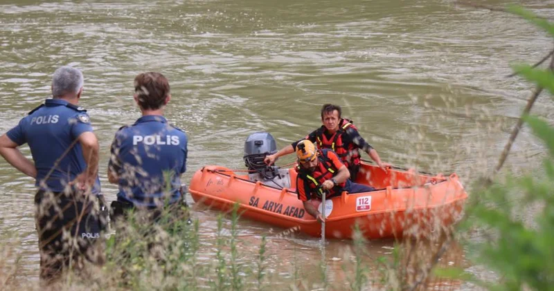 Sakarya Nehri ne düştüğü iddia edilen 22 yaşındaki genç aranıyor
