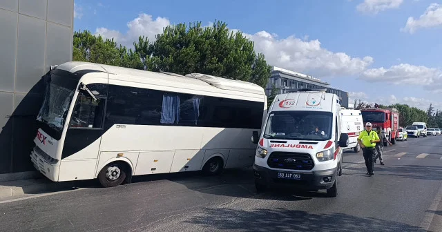 Tekirdağ’da işçi servisi OSB giriş takına çarptı: 19 kişi yaralandı Gündem Haberleri
