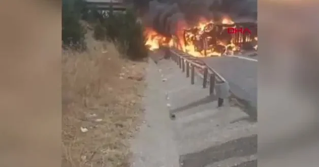 Bariyerlere çarpıp devrilen tır bir anda alev aldı!