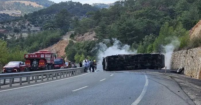 Devrilen zift yüklü kamyon alev aldı, karayolu trafiğe kapandı