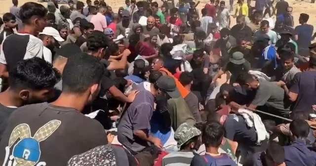 Gazzeliler kısıtlı giren yardımlara ölüm riski altında ulaşmaya çalıştı VİDEO İZLE