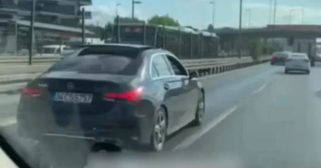 Kimseye aldırış etmeden ilerledi: Trafikte slalom yaparak giden sürücü kamerada VİDEO İZLE