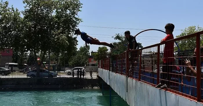 Adana kavruluyor: Hissedilen sıcaklık 50 dereceyi aştı, Rekorlar kırılıyor!