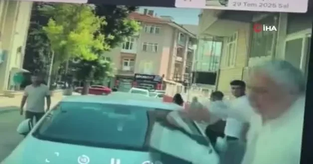 Bir vatandaş yaya geçidine park edilen otomobile gereken tepkiyi verdi