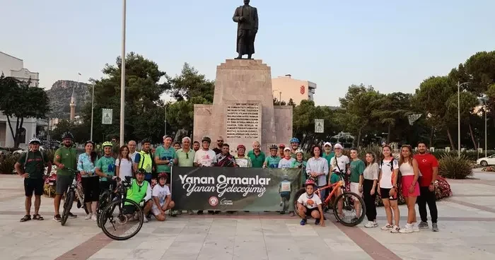 Bisikletçiler pedallarını orman yangınlarına dikkat çekmek için çevirdi