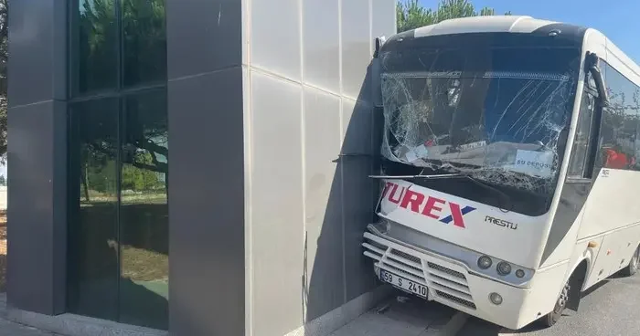 Faciadan dönüldü... Duvara çarpan işçi servisinde 16 kişi yaralandı