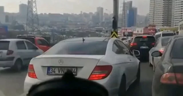 Trafikte kaynak yapanlara tepki gösterdi: Hakkımı yedirmem VİDEO İZLE