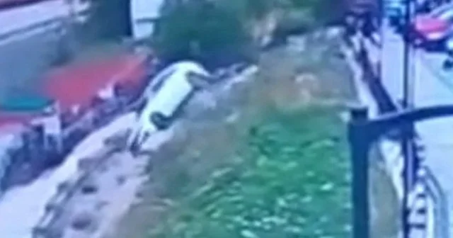 Giresun da kontrolden çıkan otomobil yürüyüş yoluna uçtu VİDEO İZLE