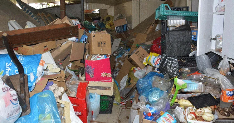 9 kez temizlendi ancak yetmedi... Evden 7 traktör römorku çöp çıktı
