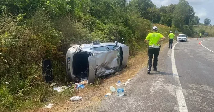 Bartın da yoldan çıkan otomobil devrildi: 3 yaralı