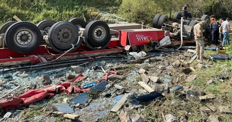 Erzurum’da feci kaza! TIR ters döndü: Şoför yaşamını yitirdi