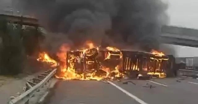 Devrilen TIR, alev alev yandı Mersin Haberleri