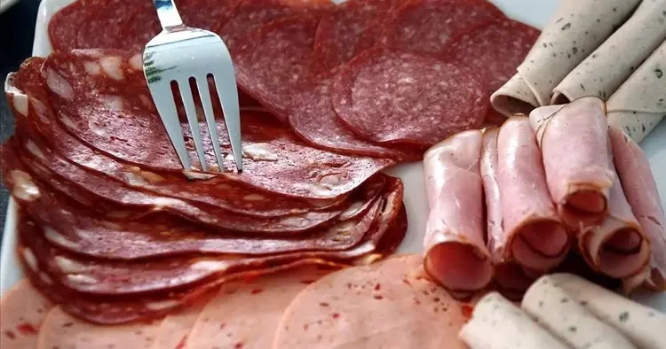 Bakanlık açıkladı: Domuz etli salam, boyalı baharat tespit edildi