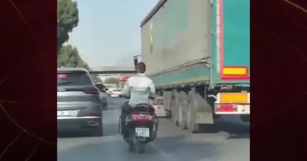 Kaza geliyorum dedi! Önce şeritten çıktı sonra arabaya çarptı...