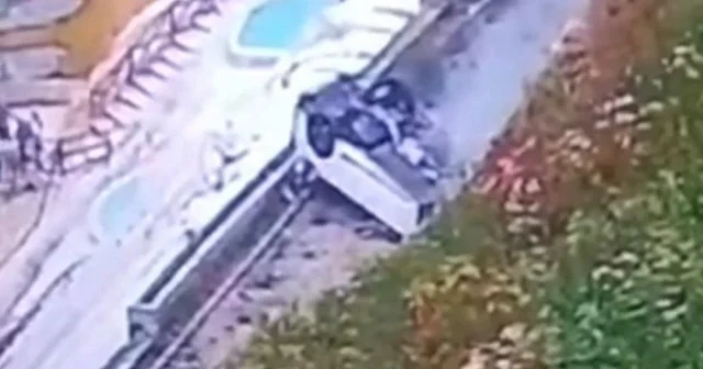 Otomobil içindeki yolcuklarla birlikte yükseklikten aşağı yuvarlandı VİDEO İZLE