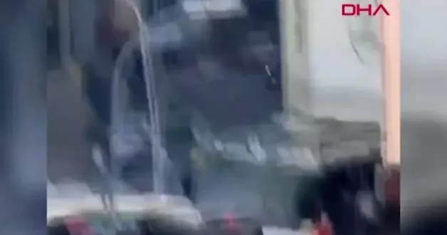 Başakşehir de pompalı tüfekle sokağa çıkan bir kişi, yolu kapattı