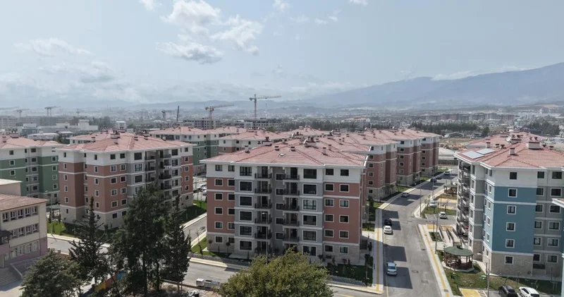 Hatay da depremde yıkılan 600 Evler Sitesi nde yaşam yeniden başladı
