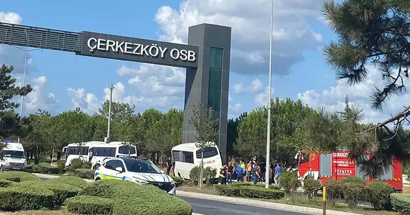 Tekirdağ da servis midibüsü, OSB’nin tabela direğine çarptı; 19 yaralı