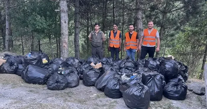 D100 karayolunun yanındaki ormandan 200 torba çöp çıktı