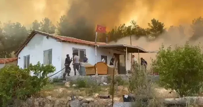 Yangınlar bitti ama... Yanan yerlere otel yapılacağı iddiasına Bakan Yumaklı dan tepki: Sosyal medyadaki alevleri mantık bile söndüremiyor