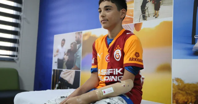 Sol kolu olmayan 14 yaşındaki Efe protezine kavuştu VİDEO İZLE