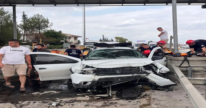 Adana da feci kaza! Otomobil beton bariyere çarptı: 1 ölü, 4 yaralı