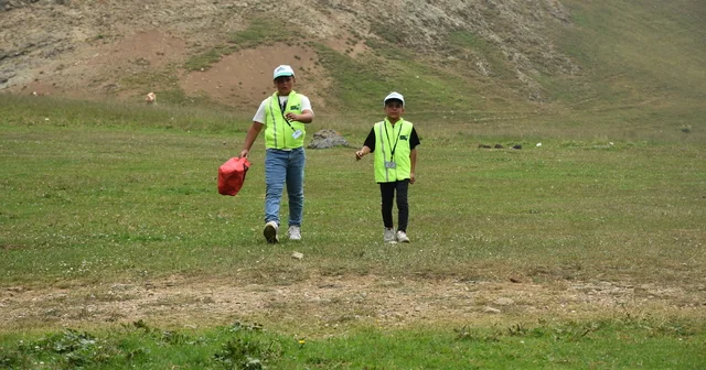 Yaylada çöpleri toplayan iki kardeş çevre müfettişi oldu Gümüşhane Haberleri