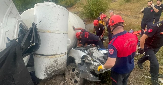 Beton mikseri, otomobilin üzerine devrildi; 1 ölü, 1 yaralı Zonguldak Haberleri