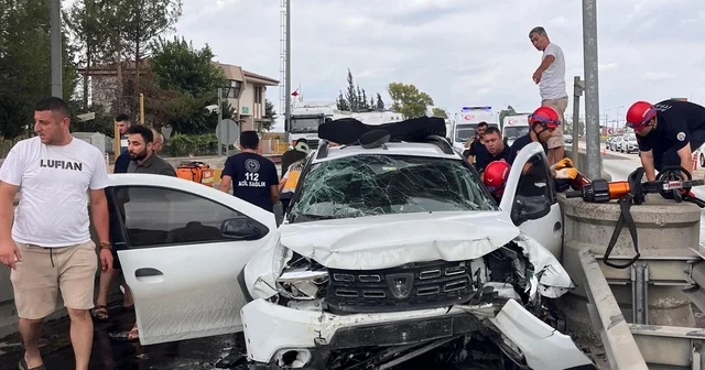 Otomobil, otoyol gişelerinin beton bariyerine çarptı: 1 ölü, 4 yaralı Adana Haberleri