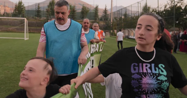 Erzurum protokolü özel bireylerle futbol maçında buluştu VİDEO İZLE
