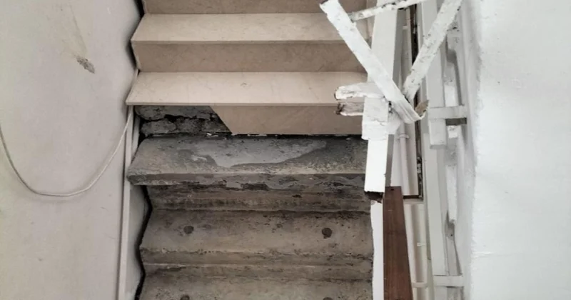 Adana da merdiven çöktü, 20 kişi mahsur kaldı