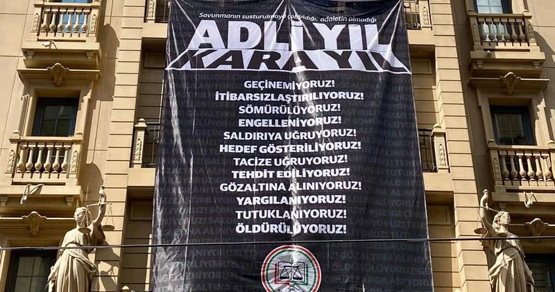 İstanbul Barosu ndan Adli Yıl Kara Yıl pankartı