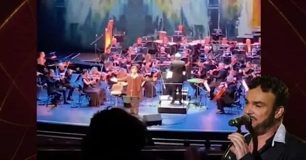 İsrailli siyonist şarkıcı David D or sahnede şoku yaşadı! Kırmızı boya fırlatıldığı an ortaya çıktı