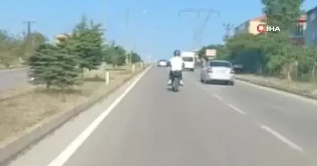 Sinop ta motosiklet magandasının tehlikeli yolculuğu kamerada