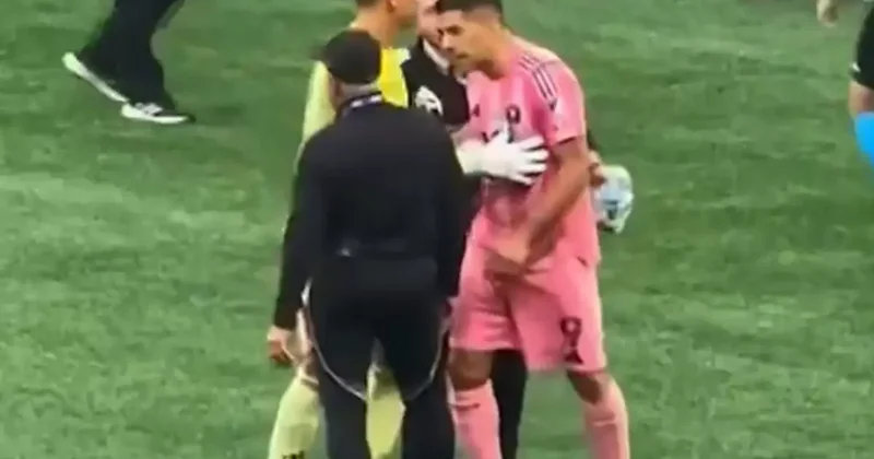 Yumruk attı, tükürdü! Luis Suarez kupa maçında ortalığı birbirine kattı