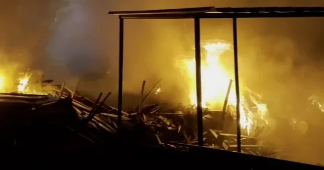 Düzce’de ahşap fabrikasının bahçesinde yangın çıktı VİDEO İZLE