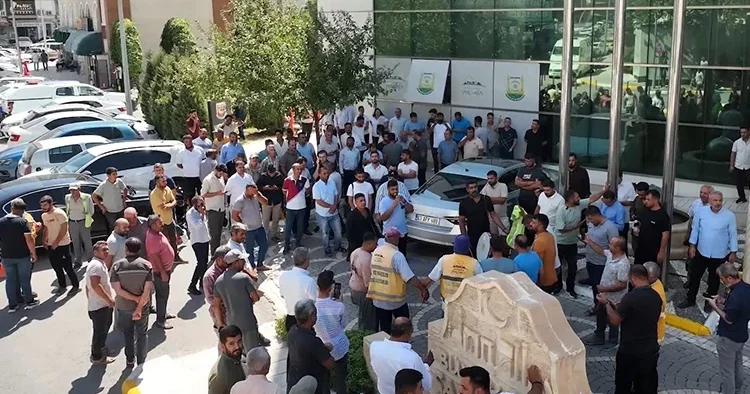 Belediye işçileri kadroya geçmelerini davul zurna ile kutladı