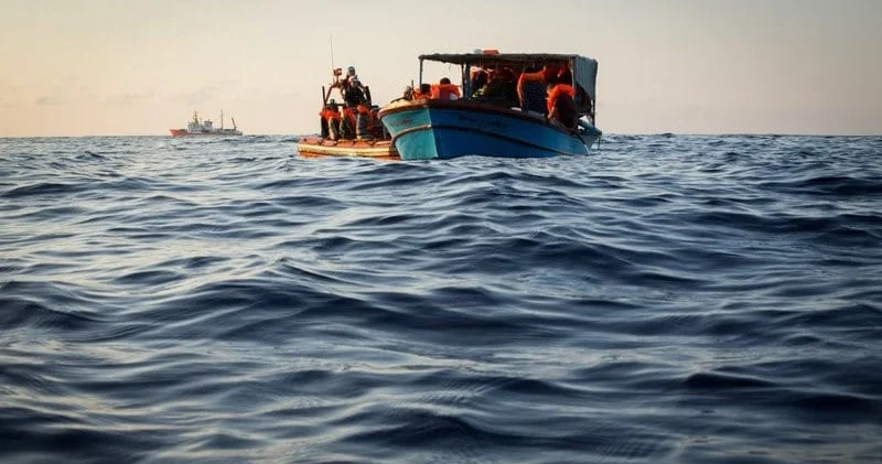 Silahlı çetelerden kaçarken bindikleri tekne battı